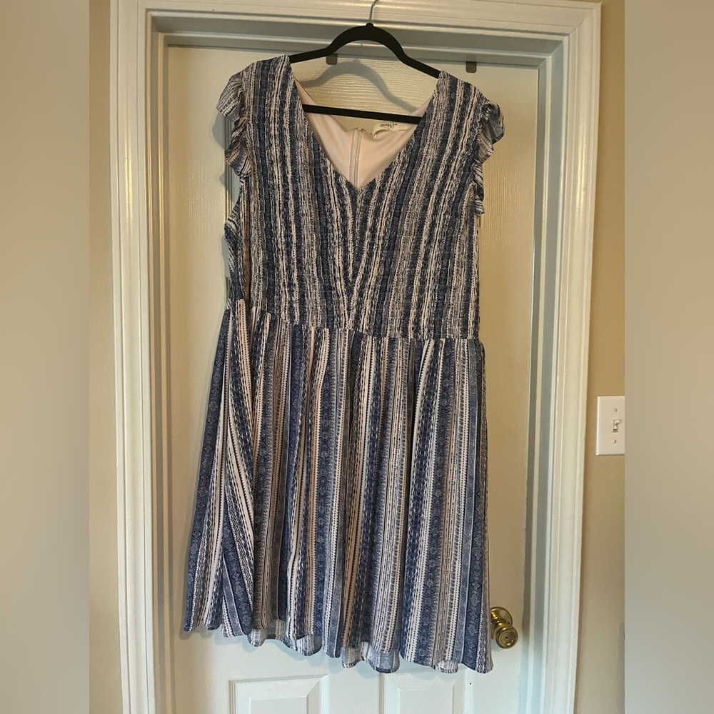 Arula size:C blue and white dress